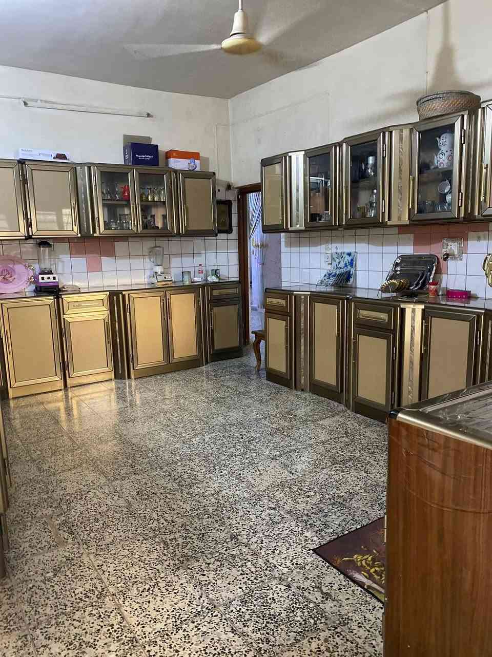 سلام عليكم دار للبيع طابو 250 منطقة حي العسكري قرب مدرسه الفاروق يتكون من كراج+حديقه+مخزن+استقبال+مطبخ حار وبارد ٣ غرف نوم صحيات داخلي وخارجي موزع + بيتونه الدار نضيف السعر 165 مليون الاتصال على الرقم ***********
