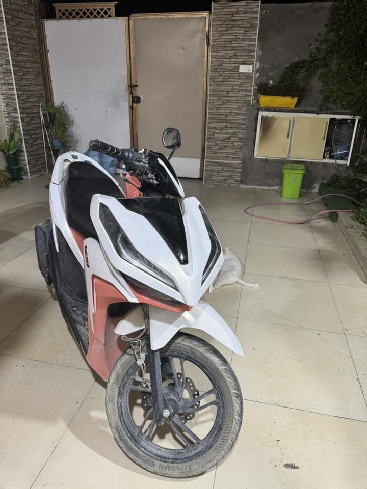 للبيع دراجة هوندا كليك 125i (Honda Click) نظيفة جداً كما موضح في الصور.
الممشى: 8467 كم فقط.
: الدراجة بحالة الوكالة، محركها ممتاز، واقتصادية جداً في استهلاك الوقود.
 اللون: أبيض مع لمسات حمراء (مميز)
السعر : 950 الف وبيها مجال بدون اوراق فقط مكاتبه 
عنوان السماوه مركز المدينه 
الرقم :***********
