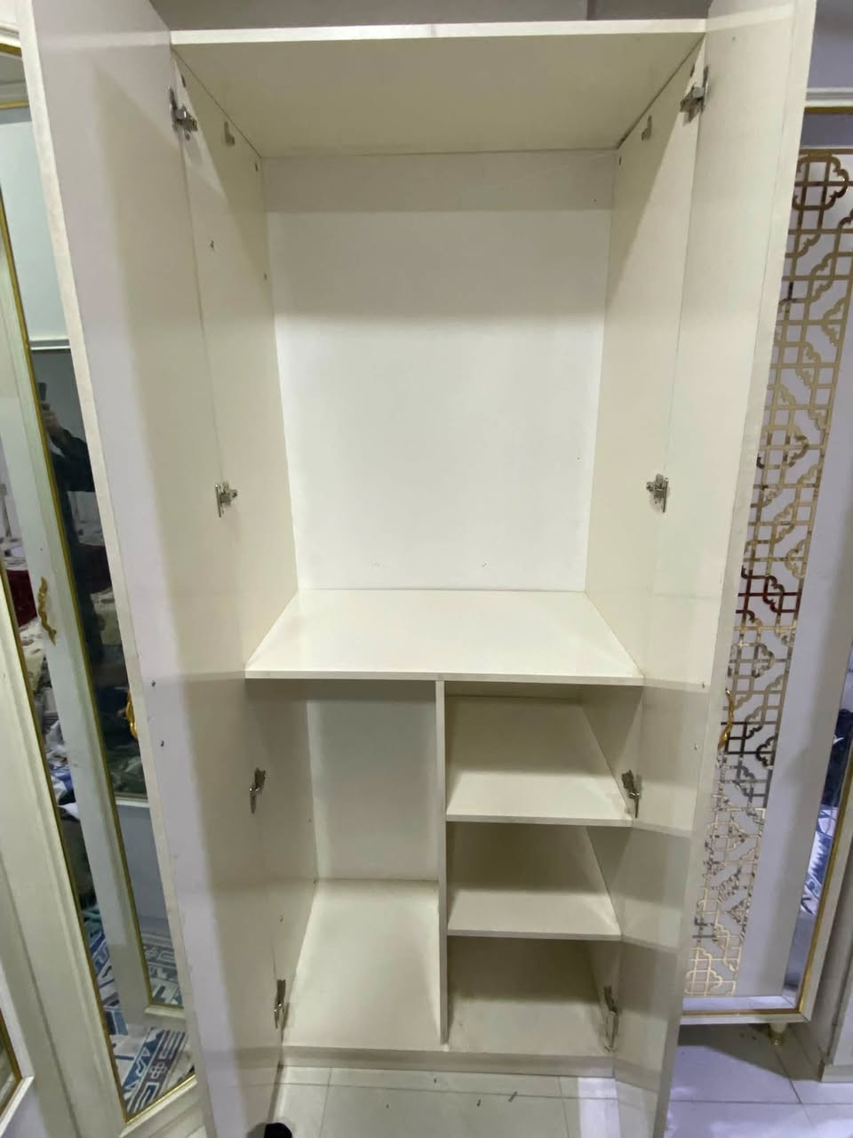 و

سلام وعليكم غرفه تركيه استعمال ٦ اشهر بيه ٨ باب تجي ٧ قطع تركيه وبيه خانات هواي سعره ٨٠٠ وبيه مجال *********** العنون نجف حي العداله رجاً رجاً مو الشراب لا يطب الشراي يجي وبي خير ويدللل
