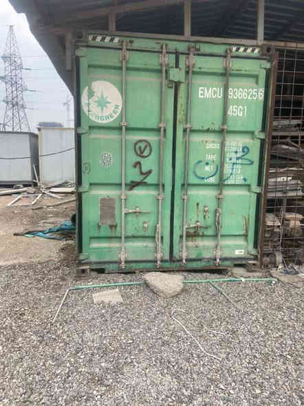 السلام عليكم ... حاوية عدد 4 النوع العالي طول 12 سعر الوحده 22 ورقة ... حي البتول ***********
