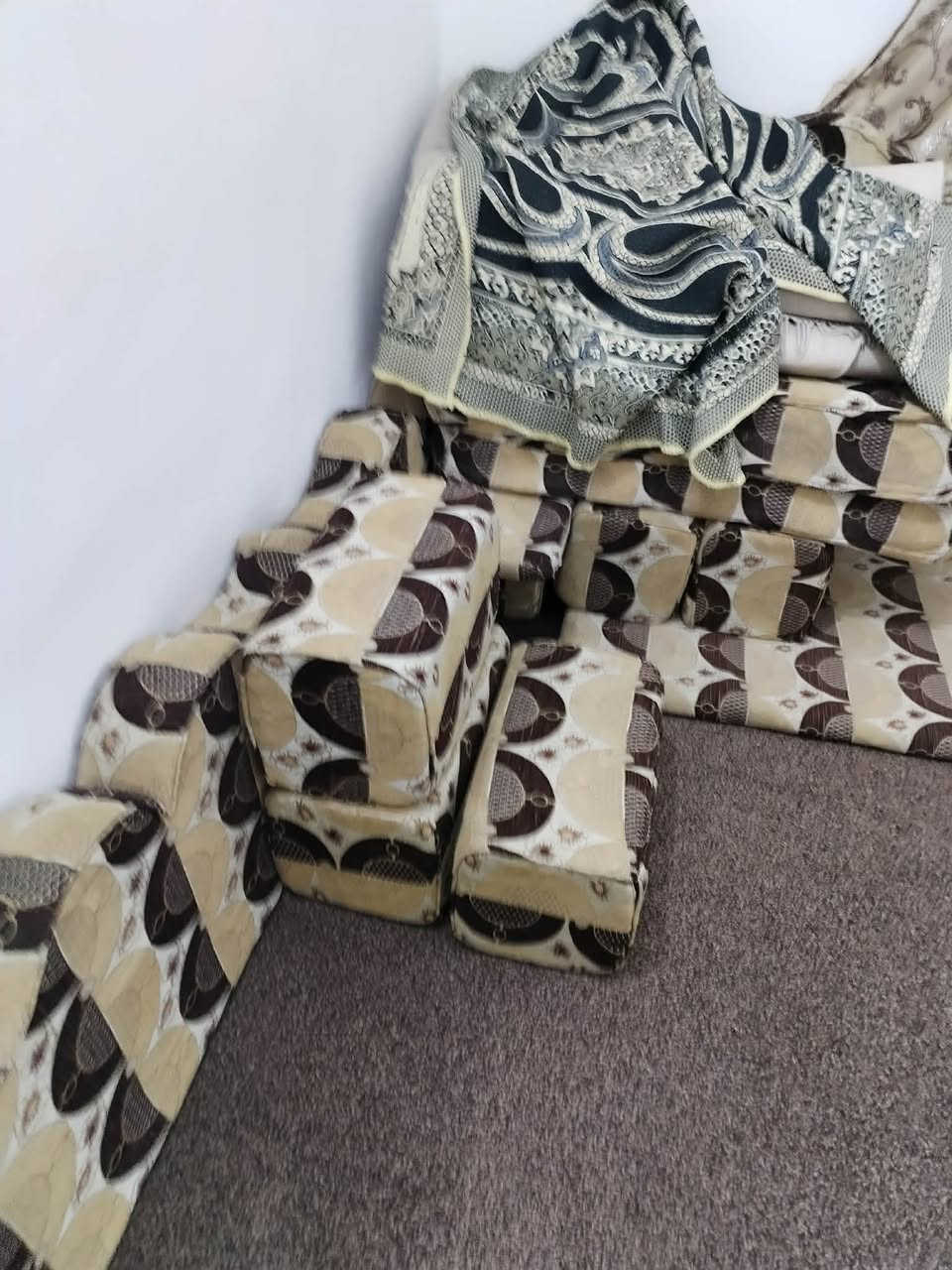 السلام عليكم ورحمه الله وبركاته جلسه عربيه سبع دواشق يعني 14 متر كامله مستخدمها بس تضيفها على العموم 200 وبيها مجال  ***********
