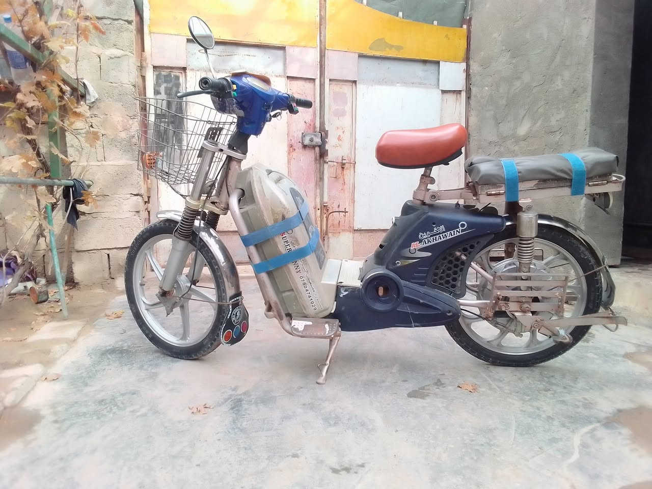 ا
السلام عليكم 
عندي دراجه شحن للبيع 
البطاريات نص عمر يعني تفحص يالله تاخذهن 
السعر 250 وبي مجال 
العنوان الفلوجه حي جبيل 
للحجز والاستفسار الاتصال على الرقم ***********
