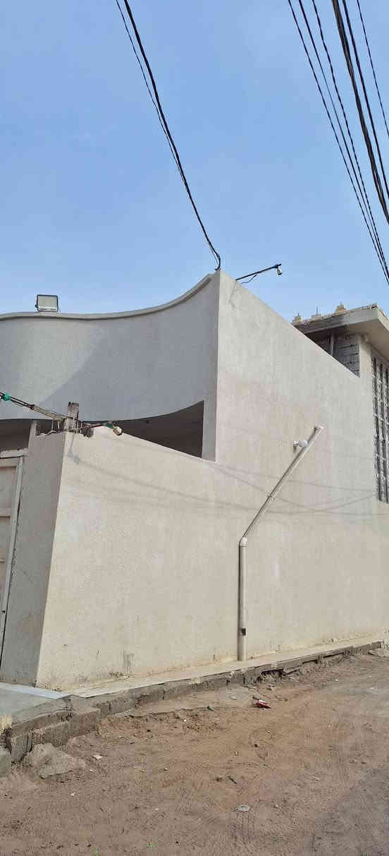 دار للبيع مع محل اسواق  المساحه 200 متر 
ركن صاير 
طابق واحد  
الطابق الثاني نص بنيان 
صاله واستقبال ومطبخ وصحيات خارجيه وداخليه 
وغرفتين نوم 
صب كونكريت
البناء طابوق
 ساحه جبيره بيه  
عرض الشارع  8 متر 
العنوان كربلاء المقدسة.  الحر  منطقة السواده 
خلف المولده الثانيه بالفرع وتنزل  100 متر
البنيان جديد وكله سيراميك ويخبل
للاستفسار على هذه الرقم بيه وتساب 
***********    وايضا ماسنجر موجود
