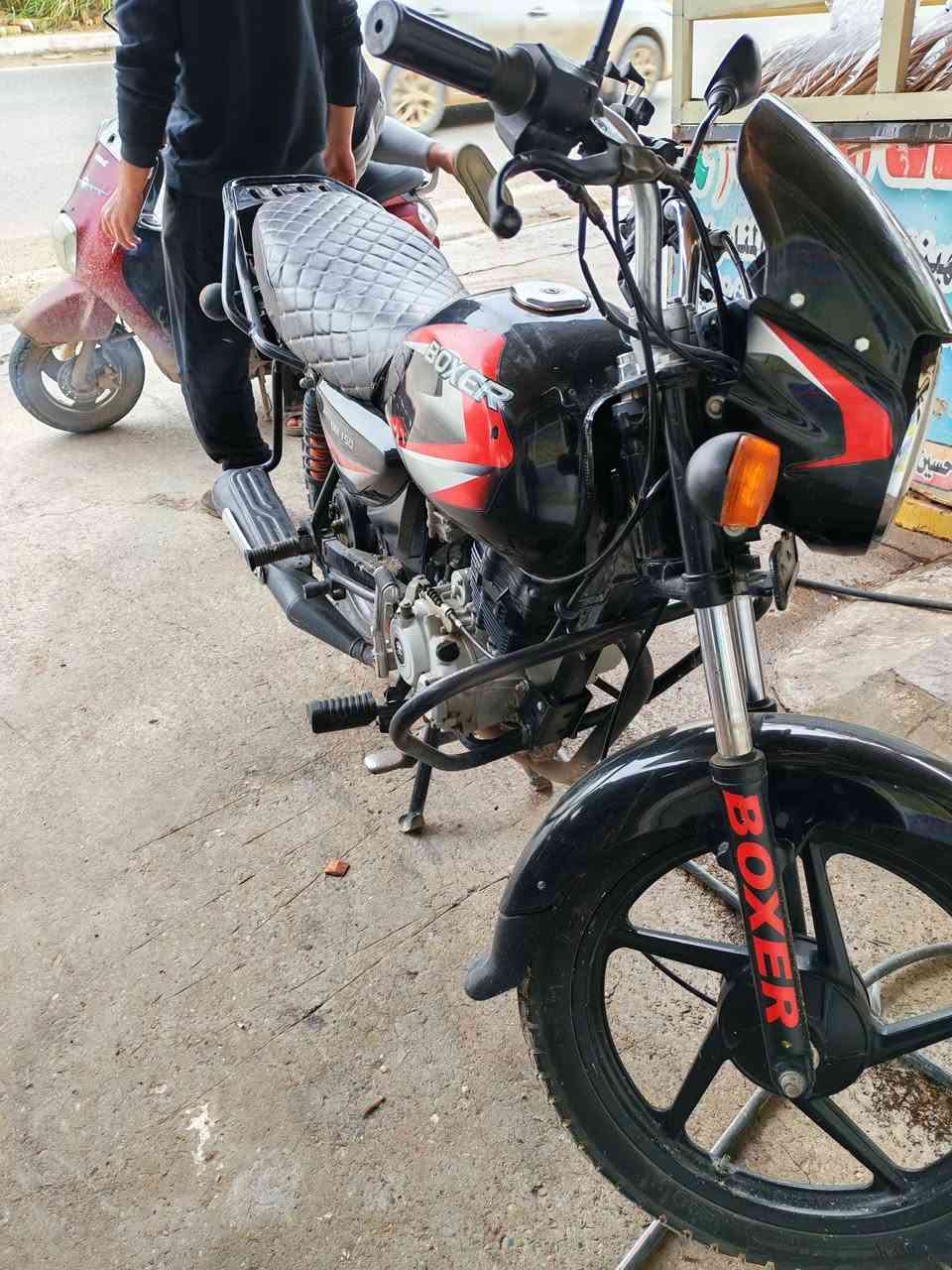 السلام عليكم دراجه بوكسر للبيع موديل 2021 بشهر 12 يعني 2022 شكل 2022 الدراجه خير من الله  ما بيهه اي نقص نضافه مثل بل صور، ،، اوراق اصولي شرط الترقيم   مكان ديالى بعقوبه السعر 1400 وبيهه مجال قليل حك الجيه، ،،، الرقم    ***********
