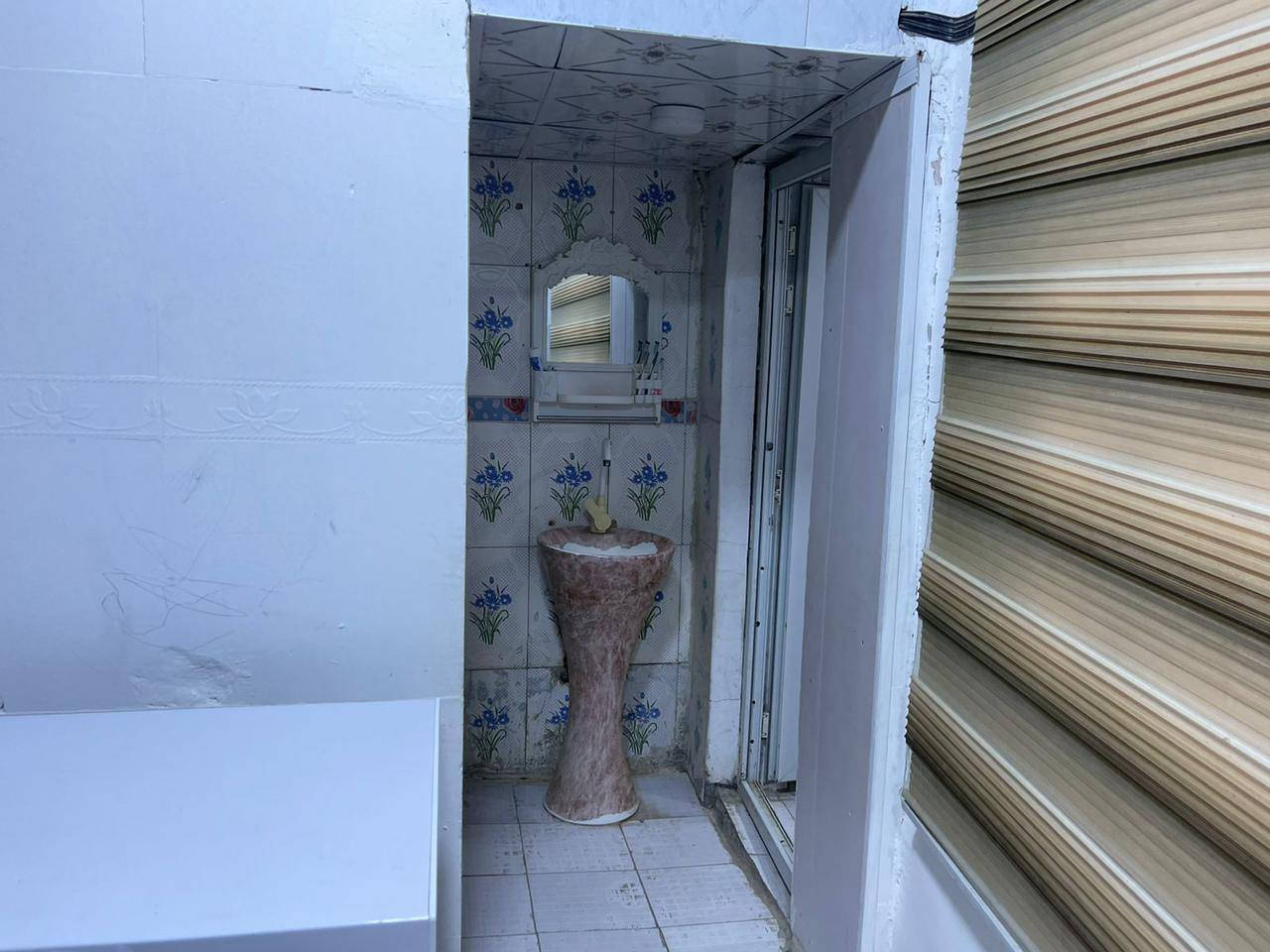 السلام عليكم بيت 100 متر امامي رقم شاغر ب اريدو قرب مستشفى لقلب وقاعه لاعراس المعامله مالته ماشين بيها متكون من غرفه وصاله ومطبخ واستقبال وصحيات الخدمات كامله تبليط وماي ومجاري وكيبل ضوئي البناء متوسط ولبيت جاهز للتواصل ***********
