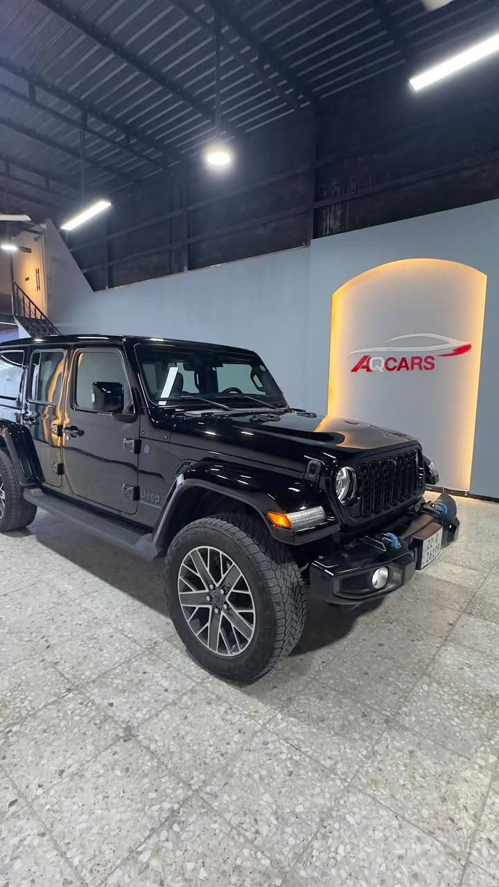 مغامرة راحة وفخامة 
للبيع Jeep Wrangler 4xe High Altitude 2024
جيب رانكلر فئة هاي التيتيود اعلى فئة من حيث المواصفات الموجودة في جميع الفئات

وارد أمريكي
اللون الخارجي: أسود
الداخلية: المقاعد جلد نابا الفاخر لون زيتوني والباقي اسود
العداد: 29,000 ميل
محرك 2.0 تيربو Plug-in Hybrid
قوة 375 حصان وعزم 637 نيوتن متر
دفع رباعي 4×4
ناقل حركة أوتوماتيك 8 سرعات

أعلى فئة High Altitude ومجهزة بكافة المواصفات المتوفرة من الوكالة:

سقف بانورامي كهربائي One-Touch Power Top يفتح حتى مؤخرة السيارة
شاشة Uconnect 5 كبيرة مع Apple CarPlay و Android Auto لاسلكي
نظام ملاحة
نظام صوت Alpine Premium
كاميرا أمامية وخلفية عالية الدقة
رادارات وحساسات أمامية وخلفية للمساعدة على الاصطفاف
مراقبة النقطة العمياء (Blind Spot Monitoring)
تحذير حركة المرور الخلفية (Rear Cross Path Detection)
نظام التحذير من الاصطدام الأمامي (Forward Collision Warning)
نظام الكبح التلقائي عند الطوارئ ( بريك تلقائي ) (Automatic Emergency Braking) 
مثبت سرعة متكيف (Adaptive Cruise Control)
مانع انزلاق 
مقاعد جلد فاخرة لون زيتوني
تدفئة للمقاعد
تدفئة للمقود
تشغيل واطفاء عن بعد
دخول وتشغيل ذكي بالبصمة
إضاءة LED كاملة أمامية وخلفية
مرايا كهربائية مدفأة
مكيف أوتوماتيك مزدوج
أوضاع قيادة متعددة للطرق الوعرة
إمكانية القيادة الكهربائية الصامتة
شحن منزلي وكهربائي Plug-in Hybrid
منظومة أمان متكاملة وأنظمة مساعدة متقدمة للسائق
السيارة مرفعة من الشركة ( بلادي )
ملاحظة:
حادث السيارة جاملغ خلفي خلف السائق بسيط جداً وتم إصلاحه بتقنية الـ (BDR) بصورة احترافية وتكحيله بشكل ممتاز. ايرباك البردة فقط جهة السائق

صورة الحادث مرفقة 
السيارة استيراد شخصي وبأسمي رقم اربيل 
صور عرض المزاد متوفرة للتأكد وكذلك تقرير كارفاكس
السعر 42,500$ 
مكان السيارة بغداد
للتواصل والاستفسار فقط اتصال على رقم الهاتف ***********
