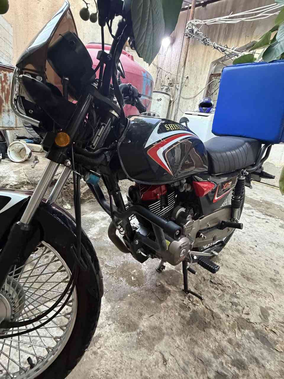 دراجه شاينك للبيع موديل 23 ماشيه 12الف دراجه جديده توها شتغلت بالطلبات مامتعوبه رقم وسنويه بسمي تحويل ثاني يوم دراجه مفوله هيه وشاحنتها الاصليه والعده مالتها الدراجه سعرها مليونين وربع وبيها مجال وكدامكم الحلال شوفو حلالكم ان شالله ❤️ 
العنوان القبله 
***********
