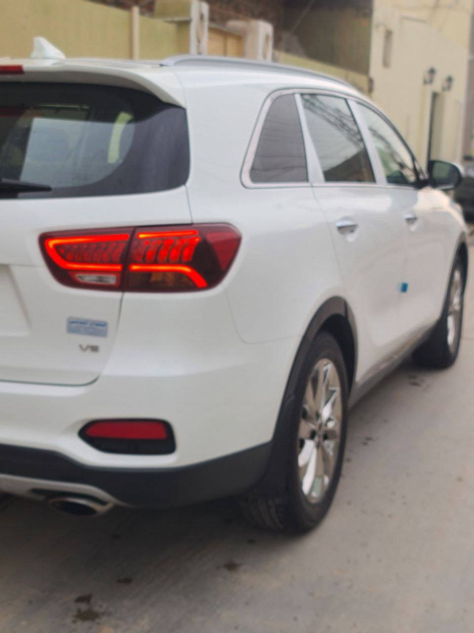 السلام عليكم
من رخصت الادمن  
سورنتو 2020
عله وضع الشركه 
بسمي 
بيه بارد بسيط جدآ بالباب الخلفي 
رقم الهاتف :***********
