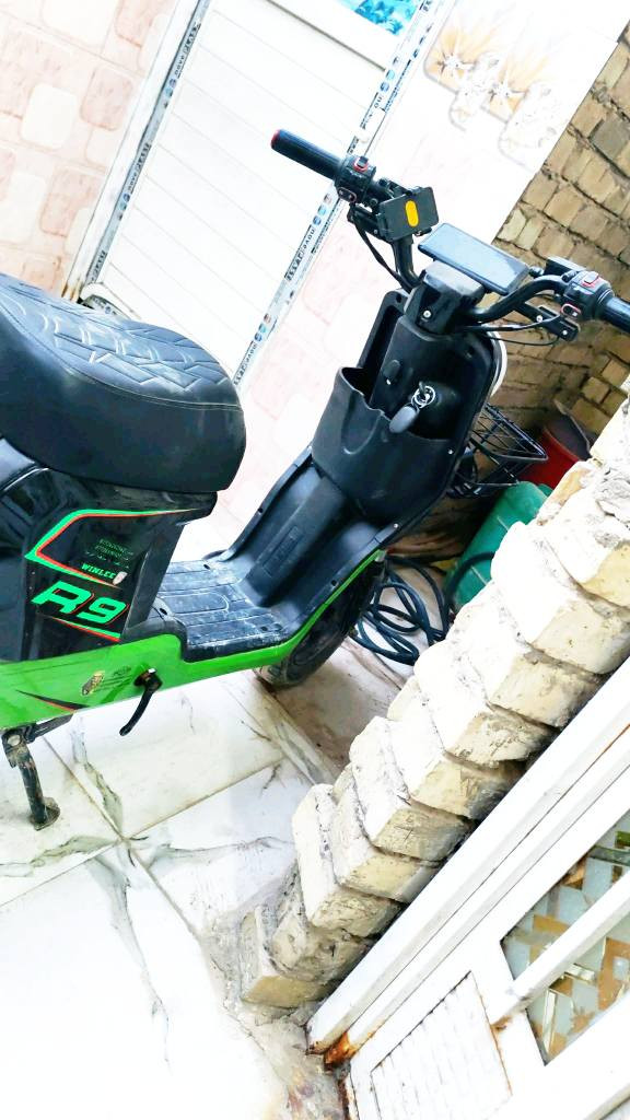 السلام عليكم دراجه شحن r9 للبيع والله العظيم دراجه نضيفه ومابيه اي عطل 5بطاريات جدد تمشي اربع سرعات ويجي وياه بصمه +سويج وبيه بلوتوث نقص بيه بس البريك الخلفي السعر 380 وبيها مجال العنوان مدينه الصدر قطاع 12 الرقم الهاتف ***********
