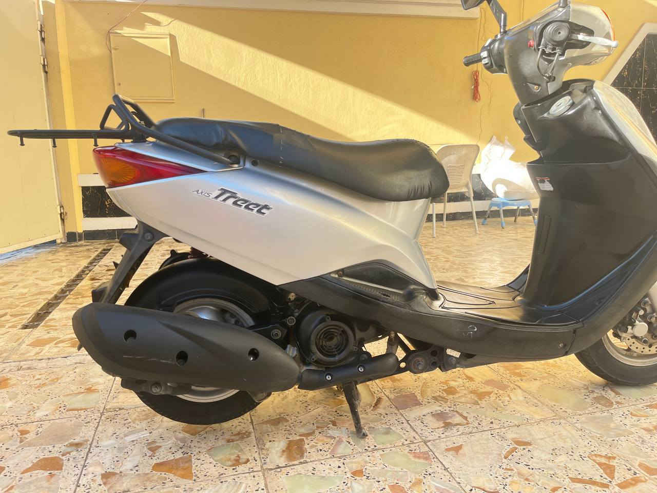 السلام عليكم
دراجة اكزز ياباني لون سلفر كلش نضيفة 

دراجة اواقهة كاملة حتة كمرك مدفوع 
سرعة 140 مكاني بغداد الدورة 
السعر ١٢٥٠ وبيها مجال للشراي
الرقم / ***********
