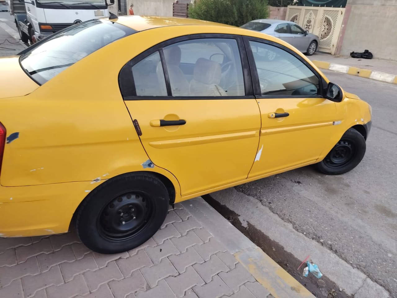 السلام عليكم
اكسنت ٢٠٠٧ للبيع
بيها دفتر بانزين
تايرات جديده
ما بيها دواخل ولا بيها بالشواصي شرط
مجرد تصفيات فقط سياره ع حطت ايدك ما مجنبزه 
محرك ١٤٠٠ بي صرف قليل
كير اوتماتيك شرط
رقم كركوك سنويه صاقطه
سياره جاهزه للتحويل
سعر ٦٢ وبيها مجال قليل
مكان كركوك قادسيه ثانيه
للبيع فقط بدون مراوس
***********
