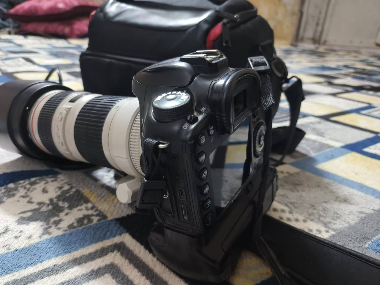 كاميرا كانون دي 7 مارك1  استخدام جداً قليل ونضيفه جداً جداً 98‎%‎
غراضه
2جنطة كاميرا 
كرب للكاميرا + دبل بطارية 
3- شاحنة الاصلية للكاميرا
السعر خاص 
رقمي : ***********
بيه واتساب ومفتوح
