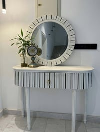 طباخ • سرير • منضدة