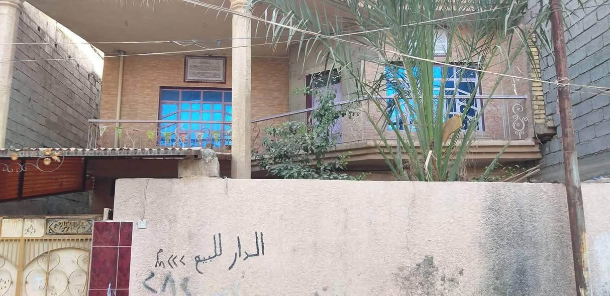 السلام عليكم دار للبيع

الموقع / بعقوبة - حي المصطفى - 7نيسان - دور الضباط قرب اسواق قصي
 
المساحة / 220 متر طابو زراعي سند 25 بناء 2010 طابوك

يحتوي على طابقين: 

الطابق الاول :يحتوي على استقبال ، مطبخ ، صالة ، غرفتين نوم ، حمامات وصحيات داخليه وخارجيه، كراج سيارة ، حديقة.

الطابق الثاني : يحتوي على غرفتين نوم ، سطح اول وسطح ثاني ، اضافه الى البيتونة.

السعر : 170 مليون 

تواجد فيس واتساب واتصال على الرقم ***********
