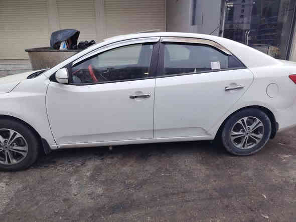 سلام عليكم سيراتو 2011 بغداد حادث بجم 3قطع بنيد وجاملقات 2 الباقي مكفول بسمي تحويل ثاني يوم سياره جاهزه بس صدرها شويه تعبان محرك كير مكفول السعر 84 وبيها مجال  الاتصال ***********
