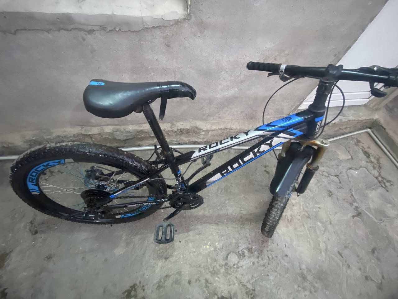 بيسكل للبيع كيمو نضيف لوك بريكات كله شغلات 
كير وره وكدام كله شغلات نضيف حيل السعر ٥٠ بي مجال 
هذه رقمي ***********
