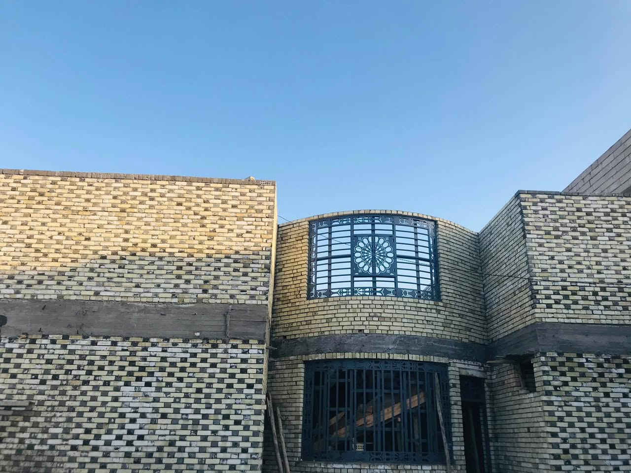 خلفه بناء متفرغ حالين تشتغل مقطوعه او كرسته وعمل ***********
