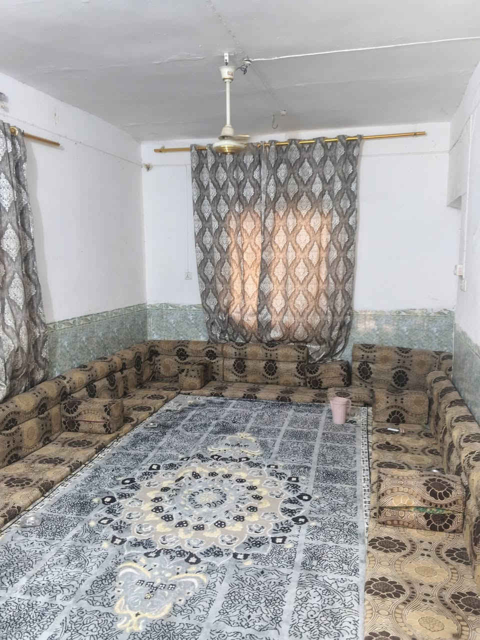 بيت للبيع  منطقه ال معالي ..
مساحة البيت تقريبا 300 .مع المشتمل 
البيت بي براني منفصله وطارمه كبيره ومطبخ وصاله وغرفة وحده 
المشتمل طارمه ومطبخ وغرفتين  المطبخ سنوديج.. البيت مسكون حاليا ..
موقع البيت .ال معالي النزله الي مقابيل المدارس الصينيه.
سعر البيت 55 مليون  طابو زراعي سند 25 
***********
