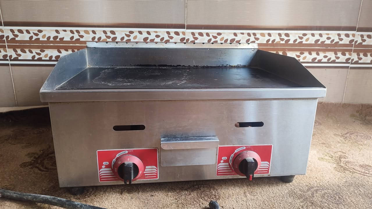 السلام عليكم
شواية همبرگر سل ستيل مكفولة من اي ضرر نارها حلوها وعل جدحة منها وبيها حجم 50 صار سنة ونص من اخذتها 
وكذلك قنينة عراقي 
سعرهن 200 الي يحب يتواصل وياي *********** واتس اب او إتصال عادي
