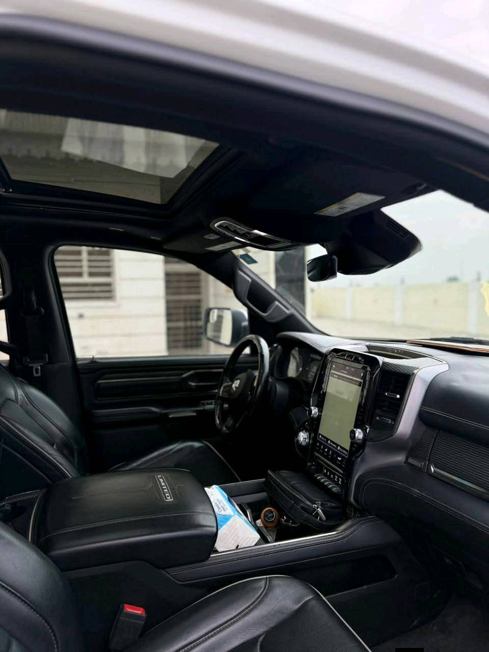 دوج رام 1500(( لمتد )) فول فول مواصفات
الموديل 2021
المحرك : V8 5.7L .
رقم بغداد باسمي تحويل مباشر
ماشيه 65
المواصفات :فول 1/1 
دوس كهرباء 
* دفع رباعي 4x4. فور ويل
رادار تفاعلي مع مانع تصادم. 
نقطة عمياء. .
 بجم كبس
* دوسات جانبية كهربائية.
* المصابيح الأمامية زنون.
* كشافات الضباب زنون. 
* المصابيح الأمامية والمصابيح الخلفية LED. 
* دخول ذكي (بصمة). 
* تشغيل عن بعد.
* مقاعد من الجلد الفاخر. 
* المقاعد كهربائية مع ميموري.
* المقاعد الأمامية تبريد وتدفئة.
الستيرن تدفئه 
شاشة كبيرة 12 أنچ.
* نظام ملاحة نفكيشن GPS
* حساسات امامية وخلفية.
* مانع تصادم خلفي. 
* مكيف خلفي.
*محدد سرعة.
* مرايا كهربائية جانبية من الكروم قابلة للطي كهربائيا.
* شاحن موبايل لاسلكي (واير ليس).
* الشباك الخلفي كهربائي
* امكانية تعديل ارتفاع دواسات البنزين والبريك.
* هاند بريك كهربائي.
* جوبلسات جگات تصعد وتنزل 
* حساسات امامية. 
* حساسات خلفية. 
* مرايا مع خاصية التعتيم الذاتي. 
* مساحات تخزين إضافية 
باب طويل بدي قصير مرغوب 
امريكي حادثها كلش بسيط بدون ايرباك طرف الباب فقط 
سياره جديده بمعنه الكلمه

للبيع او مراوس حسب القناعه لاستفسار اكثر تصال برقم 

***********
