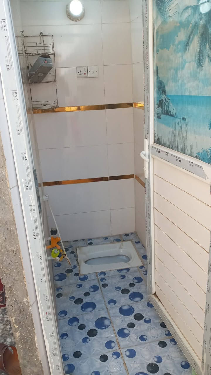 بيت نظيف ٦٠م للبيع قرب بيت سيد حسين المختار
براني وساحة وصحيات خارجي

وصالة وغرفة ومطبخ وصحيات داخلي

سعره ٢٧
***********
