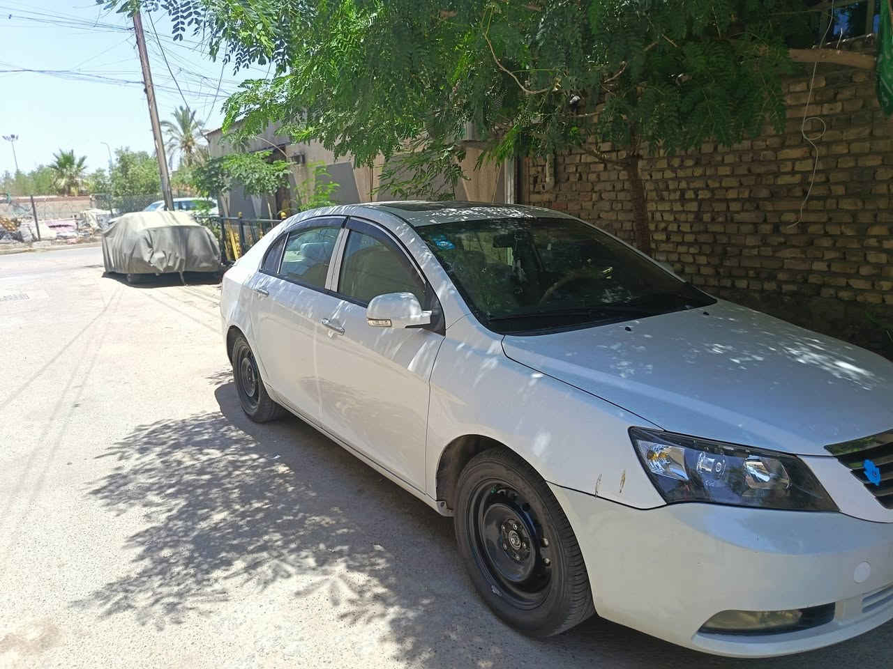 السلام عليكم
جيلي أم گراند 2013c7
گير ومحرك. كورلا 
صبغ چاملغ خلفي عكس السائق
السعر ٦٠ وبيهه مجال بسيط
*********** بغداد.
