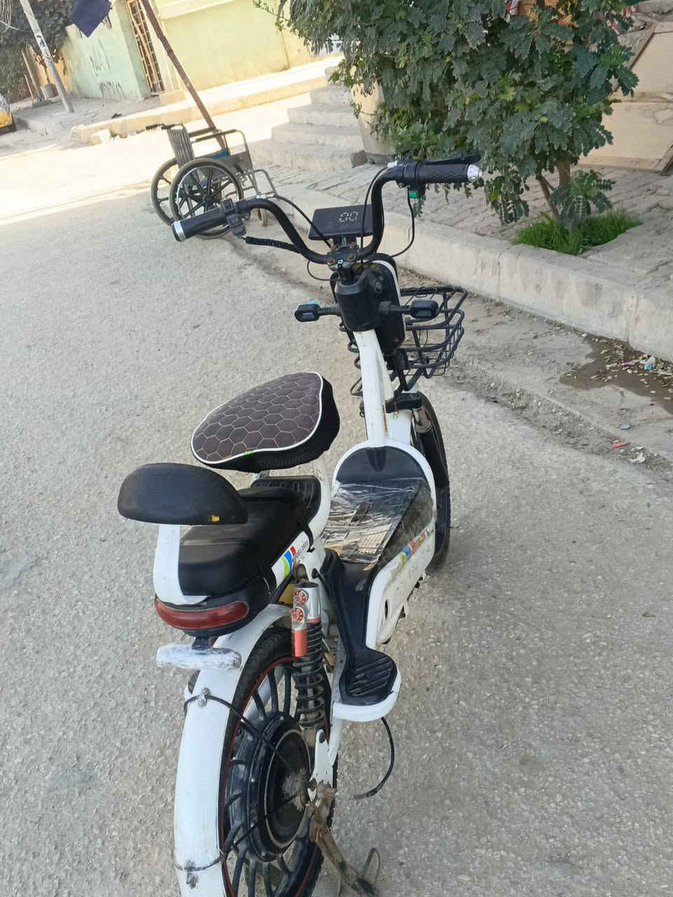 السلام عليكم باسكل شحن  للبيع  لباسكل  نظيف على الفحص اي نقص ما بيها شغاله خمس بطاريات نضيفات  سعرها250 وبيها مجال للشراي الشرايه مراسله الصفحه  او التصال على الرقم عنوان كربلاء  حي العسكري قرب سوق العابد  ***********
