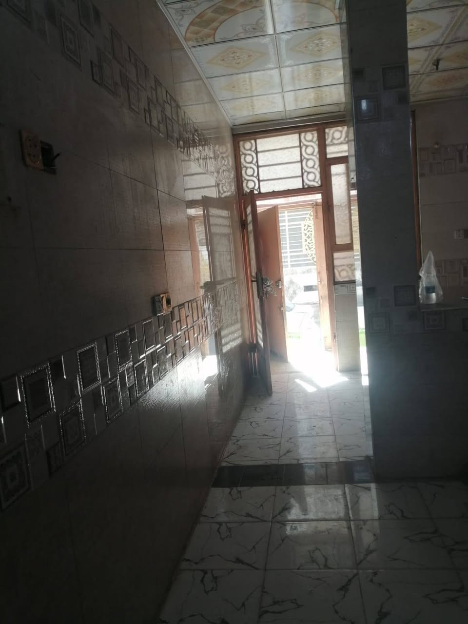 السلام عليكم 
بيت 50 متر طابق واحد بحي ميثم التمار قريب سايدين أسواق برتقالة أو سايدين الجاير اليودي إلى مستشفى العباس الأهلي مكاتبه مع صاحب الأرض مباشره إقرار محكمه 
بناء بلوك كهربائي العتبه صب كونكريت مسلح 
البيت كله سيراميك أرضيه وجداري 
البيت عالي عن الشارع 
سعره 61 وبيه مجال للاستفسار *********** 
مع كيزر وماطور ماي وتانكي 
أنه صاحب البيت المباشر مو دلال
