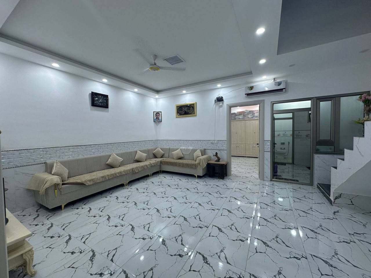 بيت للبيع في داره كوناره مساحه 150متر الدار زراعي طابقين طابق الأول مطبخ هول داخلي استقبال غرفه نوم صحيات طابق الثاني غرفتين نوم و صحيات وصاله كبيره للاستفسار الاتصال على الرقم ***********.
