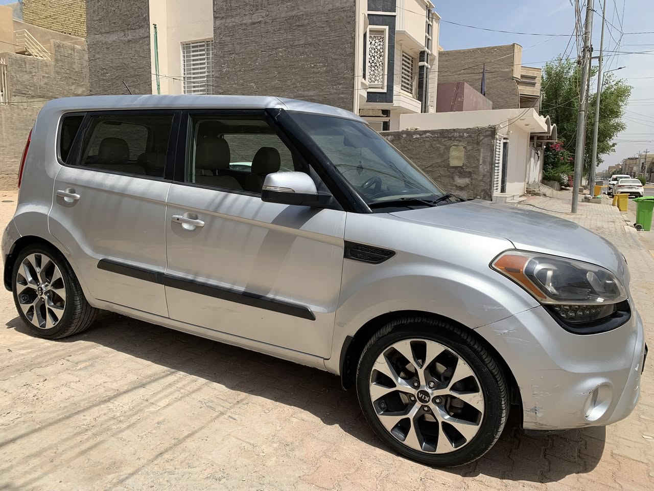 سلام عليكم  السعر 83 وبيه مجال بسيط جداً
حادث السياره جاملغ وبنيد وبيه صبغ اثر جراد وحالياً جارد صفحة السايق ودور الجاملغ الثاني صبغ كيا صول موديل 2012 رقم كربلاء خصوصي فول مواصفات 1/1
مكينه 2000بصمة فتحة شاشة داخل لونين كامره ويل كب كروم لد امامي خلفي كشنات جلد 3 وضعيات قيادة جاهز كير مكينه حدادية تبريد 
عنوان السياره كربلاء سيف سعد
للاستفسار ***********
