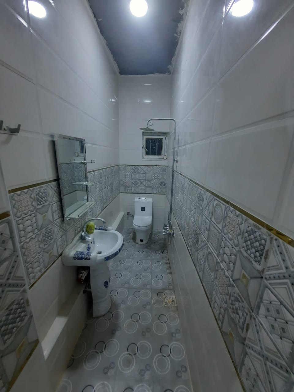 بيت طابو صرف للبيع ١٠٠ متر (الواجهة ٥م والنزال ٢٠ م) . طابقين قرب مدرسة الأكرمين الابتدائية.
الطابق الأول يحتوي على
 غرفة نوم
صالة
 مجمع صحيات داخلية
 صحيات خارجية
 مطبخ
هول
الطابق الثاني
غرفة نوم
هول كبير
مجمع صحيات
  للاستفسار الاتصال على الرقم ***********
