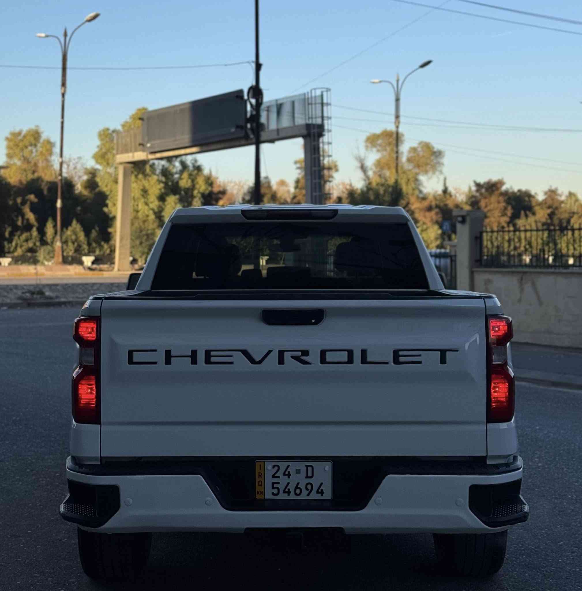 سلام عليكم اللبيع سلفردور موديل 2022
ارخص سعر 239ورقه 🔥🔥💵💵💵
سياره رقم جاهز باسمي تحويل وكله نفس اليوم
CHEVROLET SlLVERADO,K1500 LT
النوع : سلفرادو LT 
ماشية :mi39
مكينه 8 سلندر  5.3 لتر 
‏باصه متين سويج 🫆🫆
بصمه ابواب 🫆
جنطة كهرباء🔌
تعديل صوت الاكزوز من الشركة رياضي كلش حلو 🔥
تشغيل عن بعد 🔔
كشنات تدفئه + تبريد 🧊🌨️
اناره بلبدي 💡🔦
اناره بلمري🔦
نقط عمياء بلمري✅
ليدات اماميه خلفيه
شاشة كبيره 🖥️
كامرتين خلفية
كامرات خمس من كل جانب محيطية✅
بلوجكتور زنون بلاد
تحكم ستيرن جهتين 
ستيرن هيتر 
سايد بريك دكمة ⚪️
صاجات 
نظام اطفاء
قطعتين تبريد 
باب طويله ✅
بدي قصير  مرغوب 🔥
اناره داخليه LED 
ساعه ديجتال بالشاشة🔥
نظام خرائط ملاحة وكار بلي
وتحديد مسار
رادار خلفي ومنبه توقف اصطدام 
جامه خلفيه كهرباء ✅
والمواصفات وبعد بيهه هواي مواصفات 
سنويه باسمي تحويل وكله نفس اليوم ✋
سيارا جاهز فحص هزه 100/100
عنوان سياره 📍اربيل 
📞الاتصال زين ***********
📞كورك +واتساب ***********
