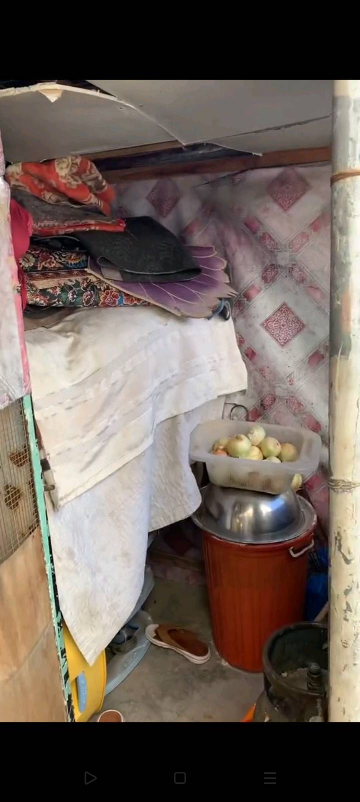 بيت مساحة 200م تجاوز منطقة البلديات اليو أن حي تسعة نيسان يحتوي البيت على غرف نوم 2 حمام وصحيات ساحة واسعة ومخزن كبير مغلق وركن صغير مثل المخزن تكدرون كلشي تسوو
ويحتوي على صالة ومطبخ البيت نضيف وكاشي  المنطقة كاملة مكمل من كل النواحي يحتوي على مدارس ابتدائية ومتوسطة وإعدادي وكامل من حيث التبليط وألمي والكهرباء منطقة راقية 
السعر ب 45 وبي مجال