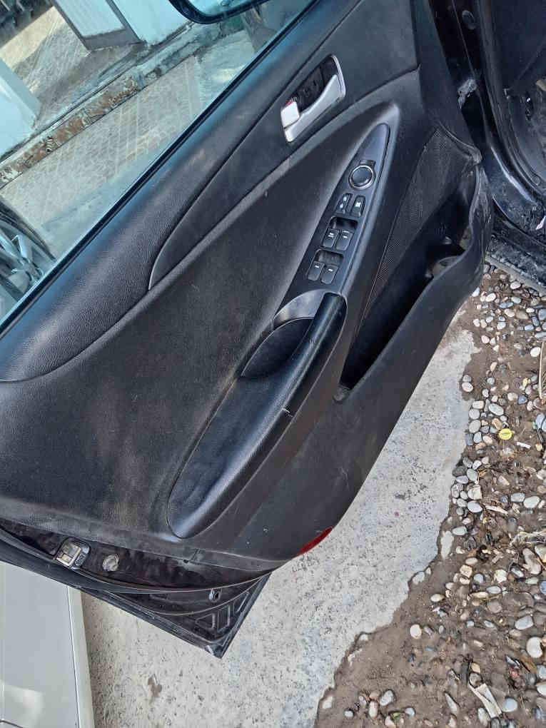 بەناوی خوای گەورە 
سۆناتا ٢٠١٣
موس موس 
بۆفرۆشتن و گۆڕینەوە 
بەشەرت گێڕو مەکینە و تەقەو ڕەقە
سەخفی بۆیاخ نیە 
حیزامیش نیە بە حیزام دەیفرۆشم 
سەیارەکە وردە مەسروفی تیایە لە ڕوی بۆیاخو جوانکاریوە 
موشتەری پەیوەندی کات لەخزمەتیام 
سعری ٤٧گڵاو مەجالی تیایە 
***********
 کەلار
