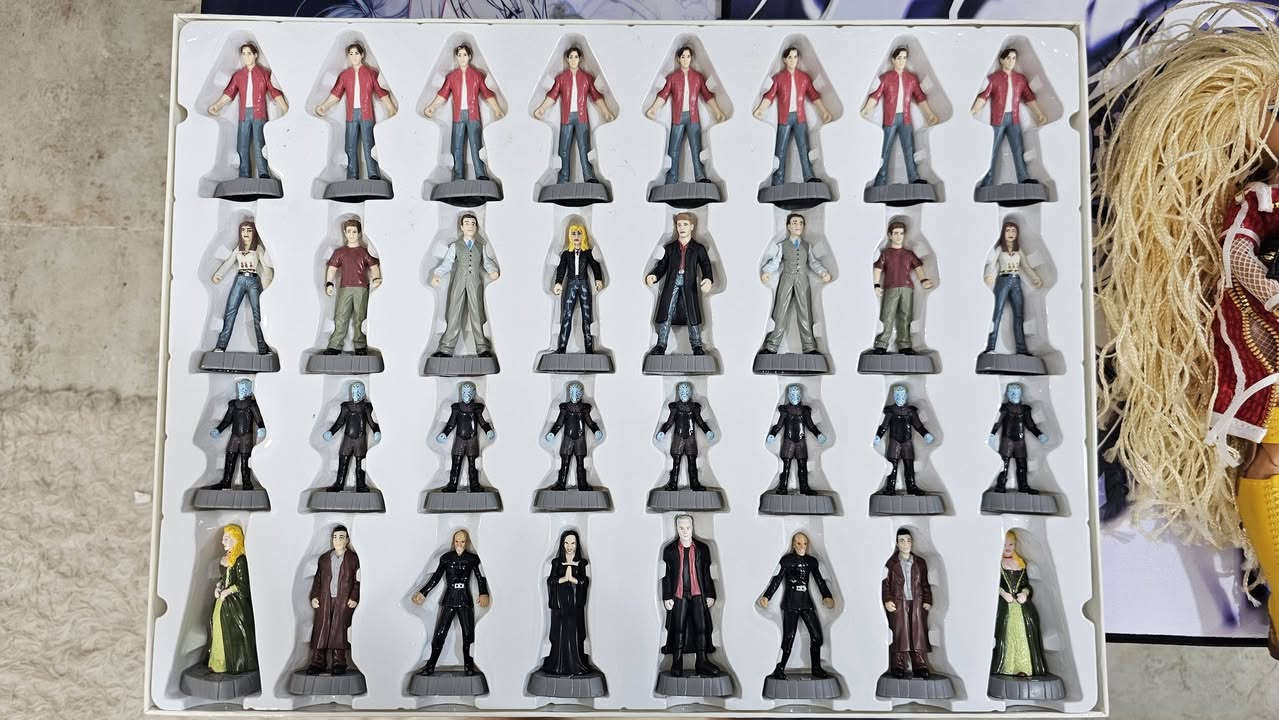 لعبة الشطرنج الخاصة بمسلسل "بافي قاتلة مصاصي الدماء" (Buffy the Vampire Slayer Chess Set) الصادرة عن شركة "تريدمارك تويز" (Trademark Toys).تتضمن اللعبة قطع شطرنج مصممة على هيئة شخصيات المسلسل.تم إصدار هذا المنتج التذكاري في عام 2000.


**إذا كنت صاحب هذا الإعلان وتريد حذفه لأي سبب، رجاءا أرسل رسالة إلى الدعم الفني**