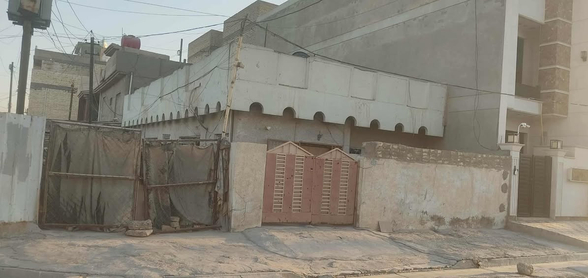 السلام عليكم بيت للبيع ركن طابو ملك صرف المساحة 164 متر الواجهة 8 النزال 20 العنوان نواب الضباط شارع نوتلا كيك مقابل متوسطة الصادق الأمين خلف سوق الشهداء للأستفسار الأتصال على صاحب البيت الأخ ثامر رقم  الهاتف او واتساب على نفس الرقم ***********
