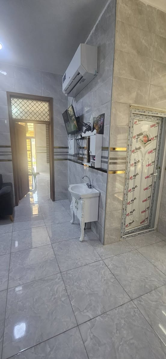 يالله بيت للبيع طابو زراعي سند 25 مساحه 260 متر  يتكون من غرفتين نوم وصاله ومطبخ وستقبال صحيات داخليه وخارجيه منور طارمه كراج سياره حديقه بناء حديث درجى اولى طابوك جمهوري صب مسلح 
العنوان طوريج حي المستقبل مقابيل حي الجمعيه 
معروض لدى مكتب بيروت للعقار الكائن في طوريج حي الجمعيه 
للتواصل ***********//***********
