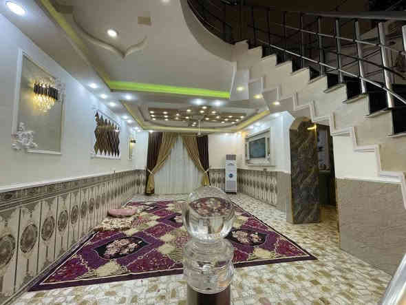 سلام عليكم يعلن مكتب حميد للاستثمار العقاري بيت للبيع مساحه 900 متر يحتوي على 3 غرف نوم صاله ومطبخ وخدمات وحولي طابو زراعي سند 25 منطقه الدوانم قرب الشرطة الخامسه ركن على شارعين السعر مناسب جدا لاستفسار اتصل على الرقم ***********ابو عبدالله
