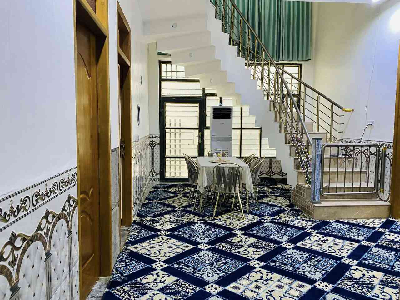 دار سكن للبيع  

معاملة التطويب بالبلدية يبعد عن الشارع ١٠٠متر متكون من غرفتين نوم و صاله و مطبخ و استقبال  مساحة البيت. ٣٢٠ متر 
الموقع بشارع حسينية حسين ناصر عبود خلف بيت سجاد حبيب الزبيدي 
للتواصل الاتصال ***********
