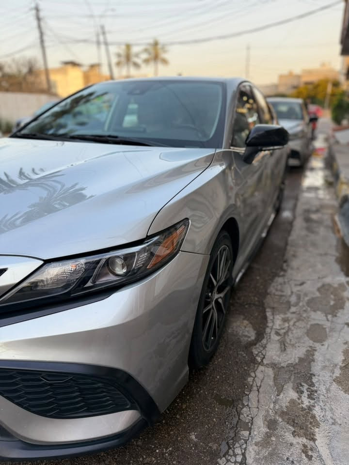 السلام عليكم
‏
تويوتا كامري  Camry 2024 SE  بلاص للبيع 

***********
بجم  السيارة كبس  💯

‏‎الضرر :  جاملغ خلفي وجنطه راجع ع بارد بدون صبغ
‏‎‏Eco _  Normal _ Sport 

‏‎مواصفات :  

‏ ‎

شفتات بل ستیرن 

دبل ايكو

كشنات كهربائي 

‏‎کشنات جلد ومخمل داخل لونين 

‏‎شاشة 📺

‏‎كاميرا 📷
فتحة 
‏‎تحكمات ستيرن و تحديد سرعه 🔘🔘

رادار 🛣
لايتات زينون LED
‏‎نظام توجيه السيارة بين خطوط الطريق (تحديد مسار)
محرك ٤ اسطوانات (سلندر) هجين هايبرد 
كير ومحرك كفاله  سياره صار 8 اشهر من دخلة العراق وماشيه 54 الف ميل مكان السيارة بغداد
