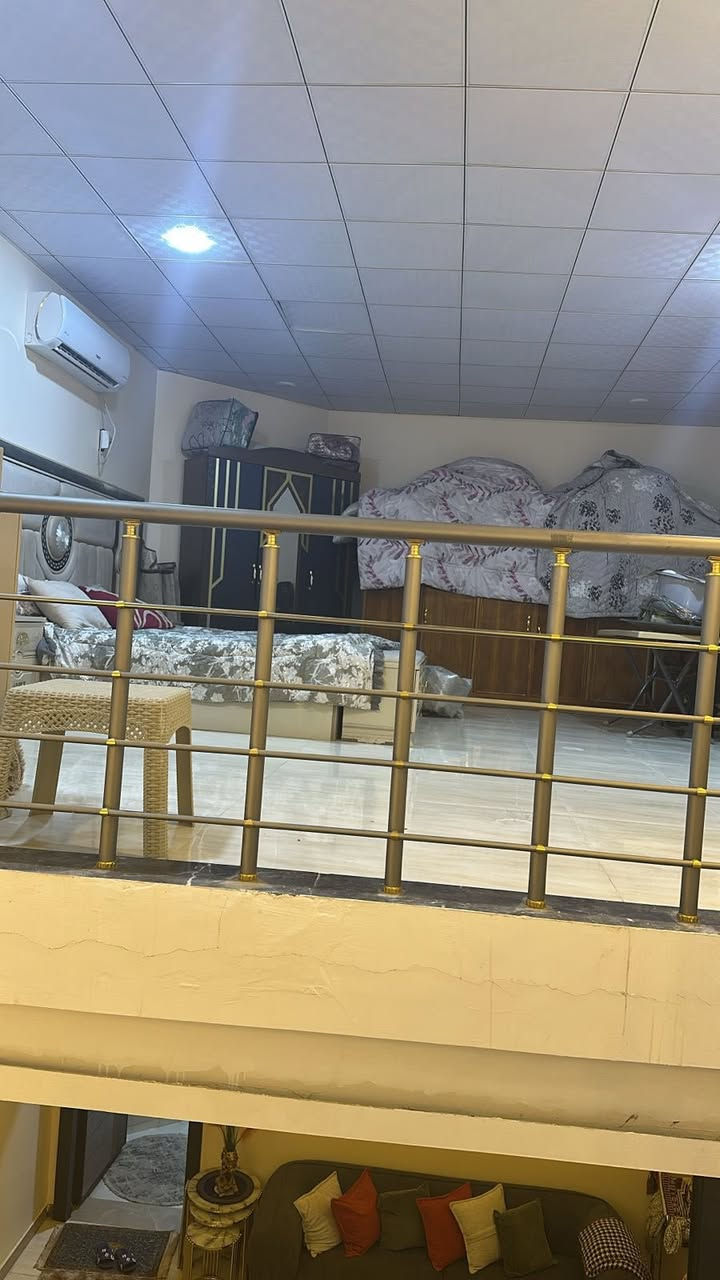 السلام عليكم دار للبيع مساحه 250 حي الجوادين قرب مدرسة انوار الجوادين جاهز ومرتب بناء حديث السعر 160 بي مجال بسيط للاستفسار ***********
