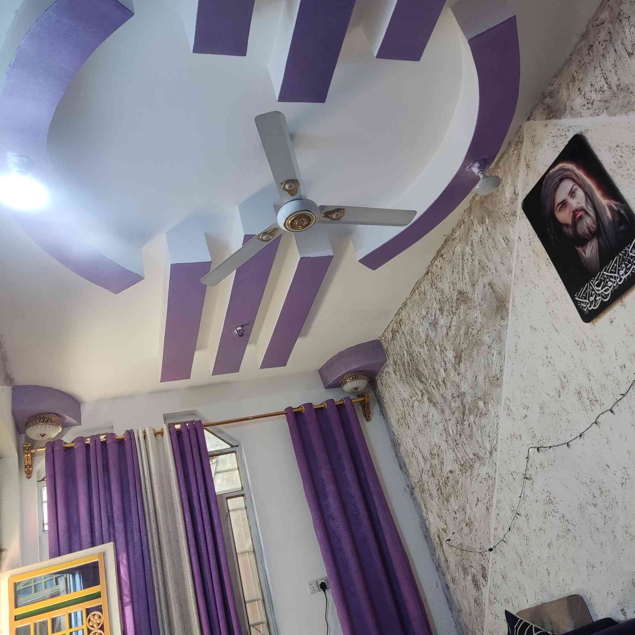 🏡 للبيع منزل مرتب وجاهز للسكن
حي الحسن ع قرب جسر ال عمار 
***********

منزل جميل بمساحة 125 م²، ركن على شارعين، يتميز بالتصميم العملي والراحة.
البيت كونكريت مسلح مع صب سقوف ثانوية مغربي، بناء طابوگ بناء متين وتشطيب أنيق.

تفاصيل المنزل:

غرفة نوم: 5 × 4.5 م

صالة: 4 × 6 م

استقبال: 3.25 × 6 م

مطبخ: 3 × 3 م

حمام: 2 × 2 م

W.C مستقل

السطح كونكريت مسلح
الارضيه مرمر 

✨ بيت حلو ومرتب، موقع ممتاز، مناسب للسكن العائلي الهادئ.

💰 السعر: 70 مليون دينار (قابل للتفاوض البسيط)
