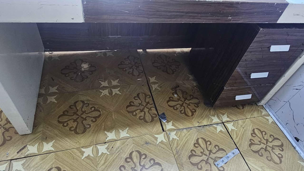 ميز مكتب كبير وثقيل
 ارتفاع ٨٠سم
نزال٨٠سم
عرض١٦٠سم 
نضافة ٩٠بالمية كربلاء, العراق


**إذا كنت صاحب هذا الإعلان وتريد حذفه لأي سبب، رجاءا أرسل رسالة إلى الدعم الفني**