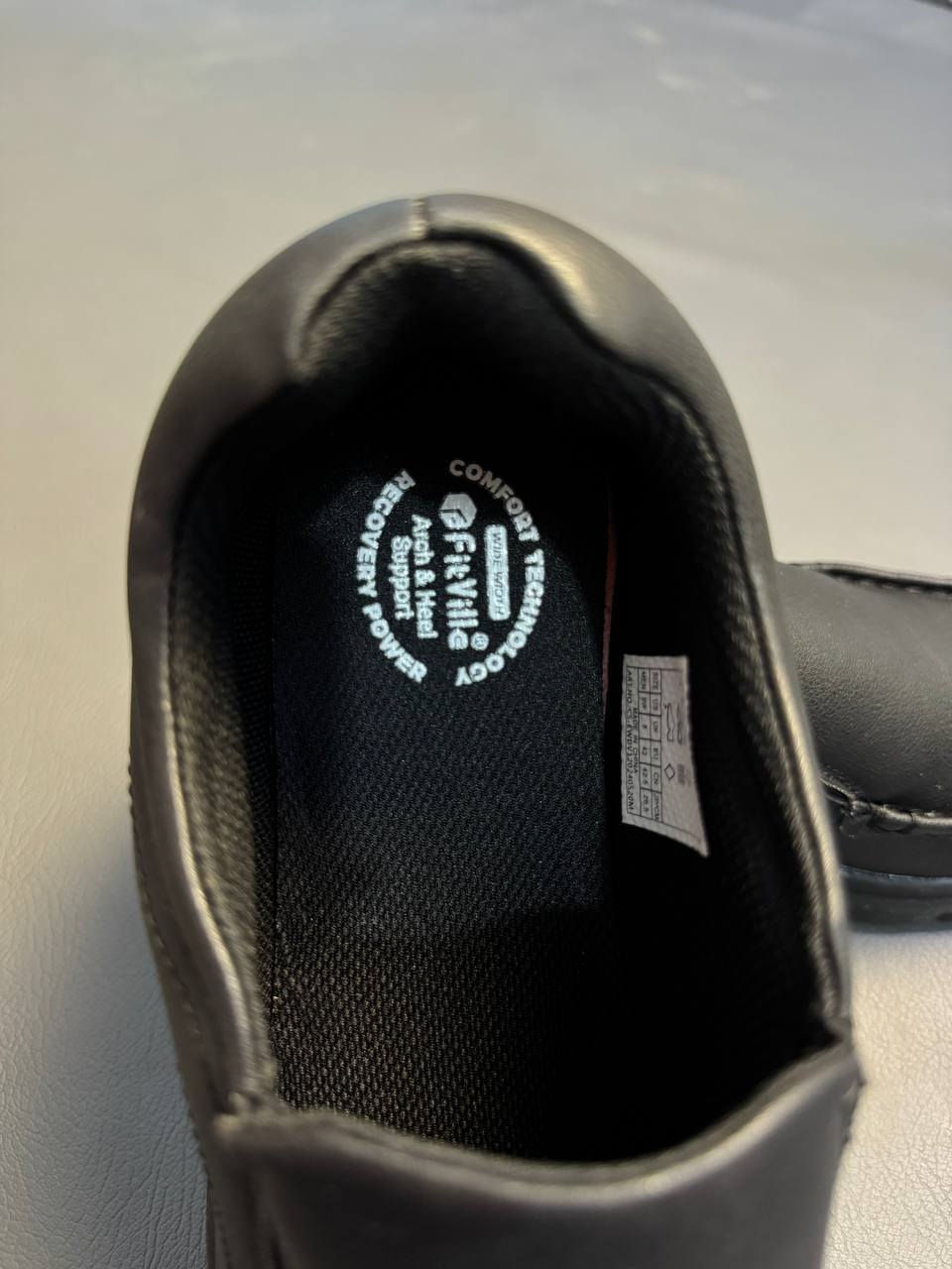 جلد طبيعي شباب ادخل ع كوكل شوفوا سعره وماركه مالته يباع مع الكارتونه الاصليه يلبس ٤٢ ونص وممكن ٤٣ 
السعر 35 مع توصيل ملبوس العافيه


**إذا كنت صاحب هذا الإعلان وتريد حذفه لأي سبب، رجاءا أرسل رسالة إلى الدعم الفني**