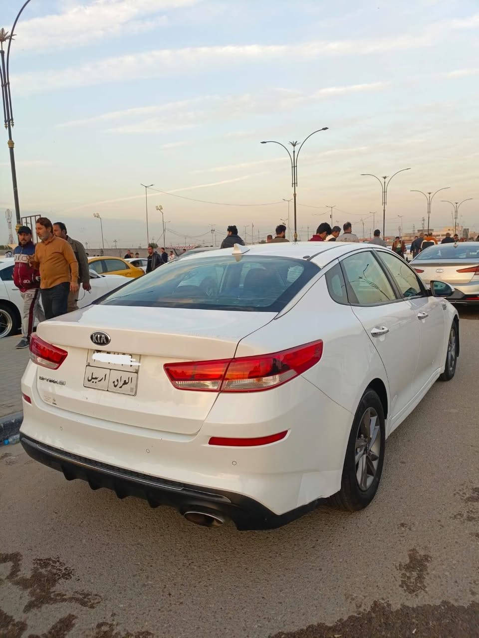 السلام عليكم 
سيارة اوبتيما موديل 2020 السيارة كامل مواصفات ماعده التكية الفوك مابيها بيها رادار تحديد مسار  اشارة بالمرايه كامرة خلفية دوارة مكينة 2400 تبريد ثلج حداديه وتايرات جدد حادثها امامي ايرباك ماطاك التكم معجنه ومصبوغه اثناء التحميل بالحاوية وبيها شبر صبغ الجاملغ الايمن الخلفي موجوده الصور  الحادث والسونار السيارة اربيل تنتهي السنويه ب ٢٧ 
السيارة موجوده بالبصرة -حي الشرطة ضربه عندي جاملق ايمن السعر ١٢٠ بيهه مجال *********** ما ارد علخاص
