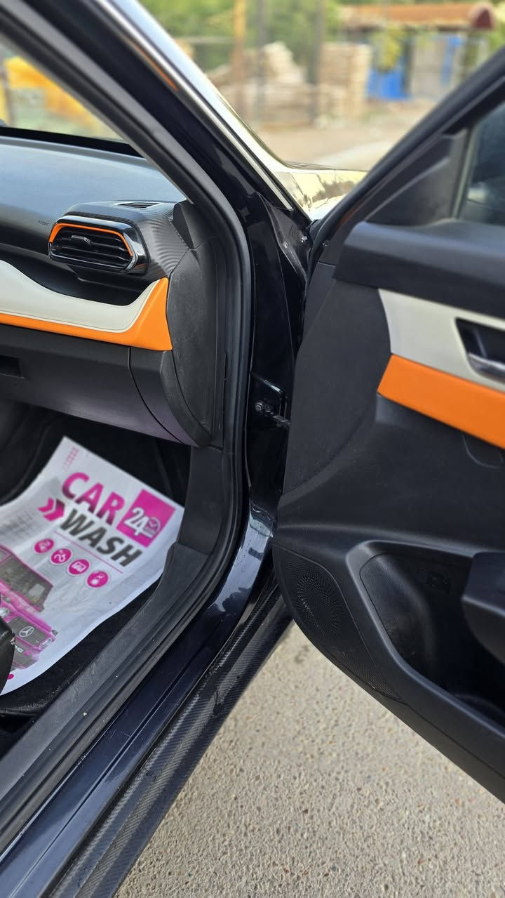 سلام عليكم  سيارة  اللبيع وال سعر 15مليون  ***********
