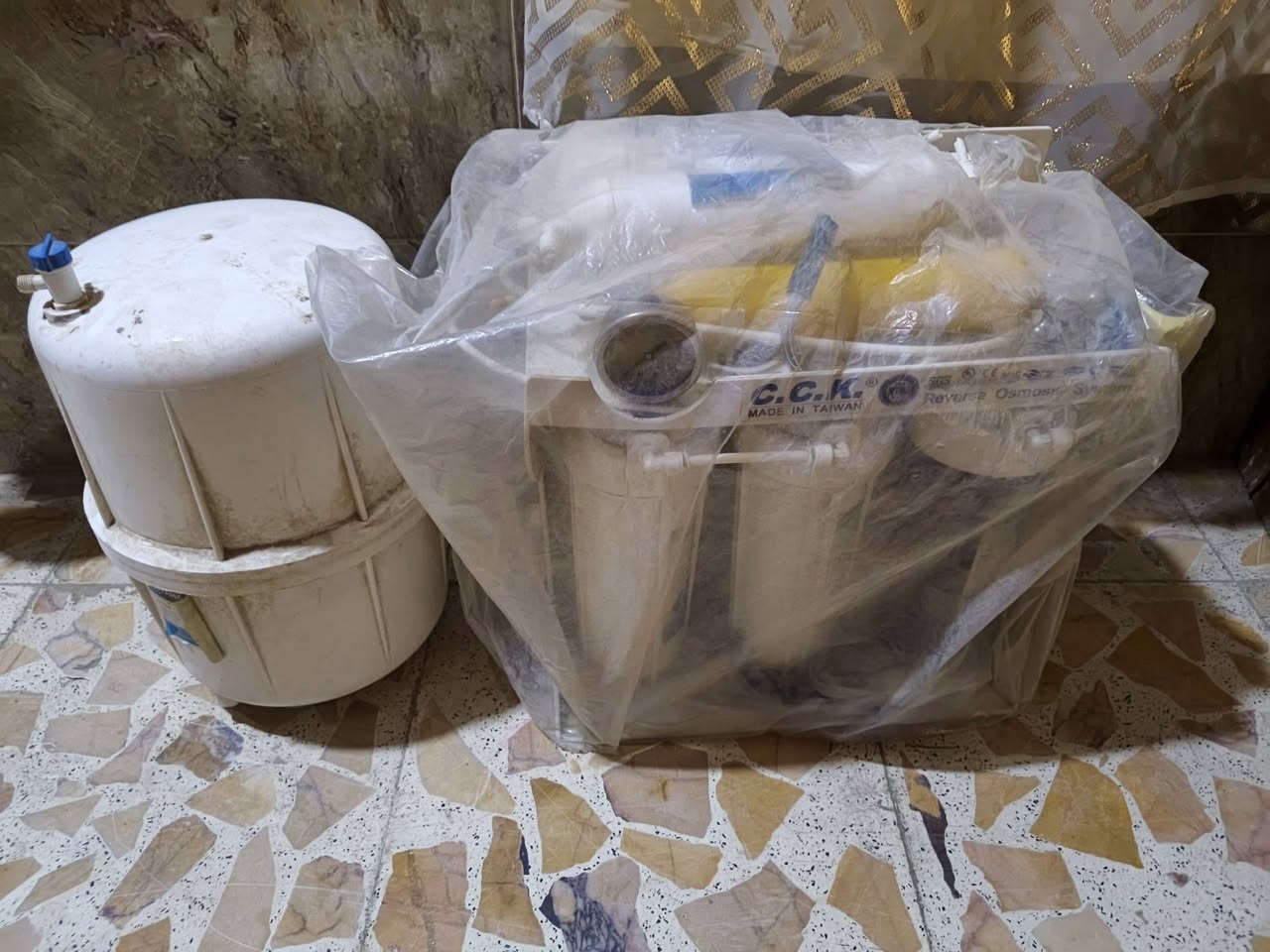 للبيع مكان حله شارع 80
منضومه ماء 
وطباخ درجه أولى شغال
***********
