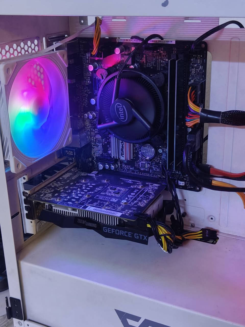 موجود
السلام عليكم 
تجميعة كيمنك شكل واداء ونظافة للبيع بسعر مناسب 💯

المواصفات :
💠GPU: GTX 1650super Zotac Gaming
 
💠CPU:  Core i5 8400  6C 6thr 4.0GHz 

💠Cooler: intel stock

💠M.b: Asrock h310cm-hdv

💠RAM:  2x8 16GB DDR4 

💠STRG: SSD256GB+HDD500GB 

💠P.s: Aigo psu 600w RGB.

💠Case: Darkflash case with 3xfan.  

💲سعر التجميعة 485 الف مع ضمان الحاسبة اسبوع بشرط تربطها على UPS لحماية القطع من الكهرباء

بغداد مدينة الصدر قطاع 23
يوجد توصيل
 واتس ***********
 اتصال ***********
