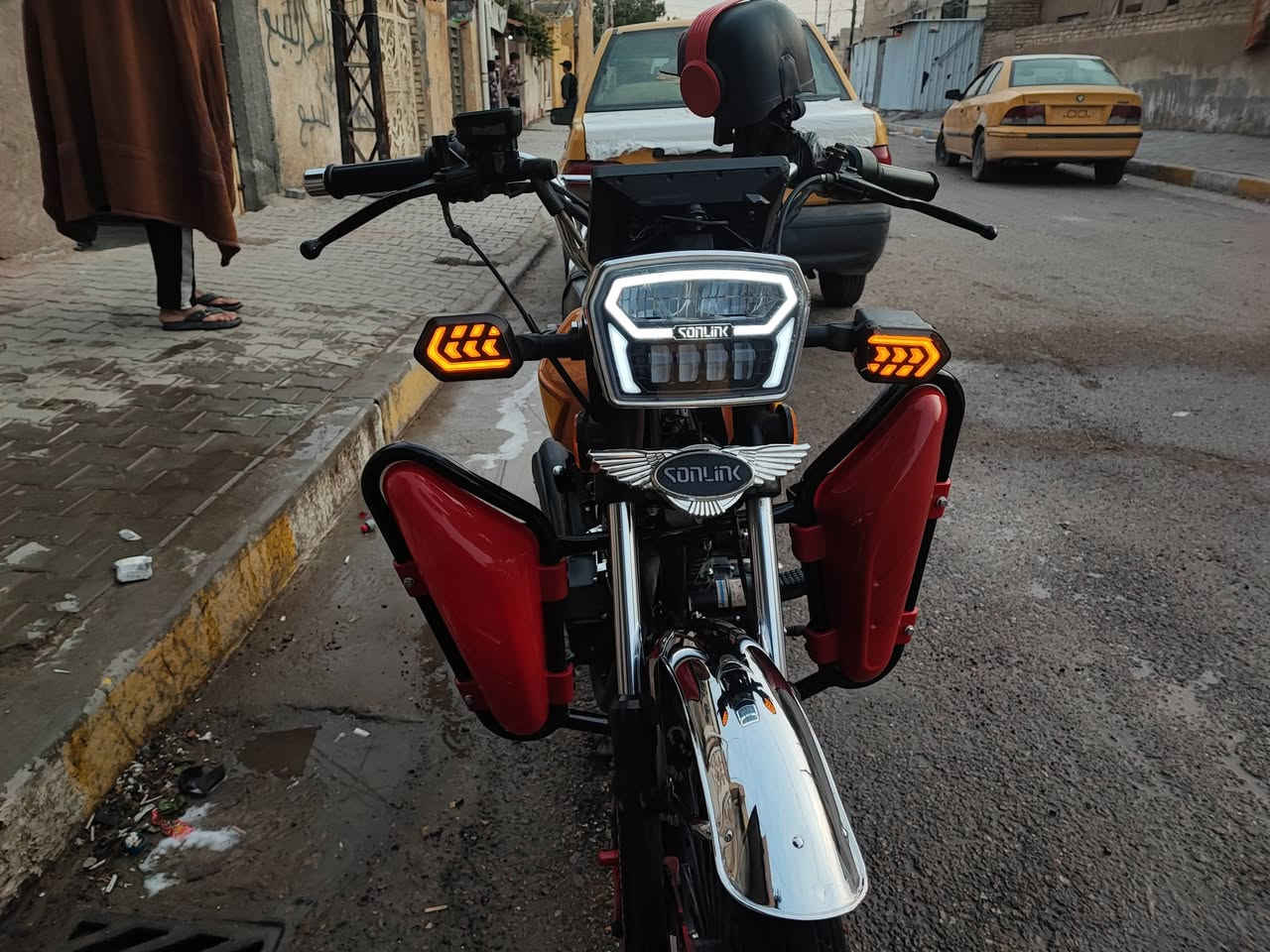 السلام عليكم للبيع سونلك موديل 25  مكينه 200cc الدراجه كفاله عامه مال جناي نكره سلف بكل وقت حتى الصبح من تريد تشغل نكره سلف الدراجه اشاير لايت عالي ناصي كهربائيات كلها شغاله تايرات جدد اوراق كامله نصبتها حلوه ونضافتها كدام عينك
السعر ٧٥٠ وبيهه مجال حك الجيه 
لحد يكسر بحلال العالم  
مكاني بغداد الحسينية للاستفسار:
***********
