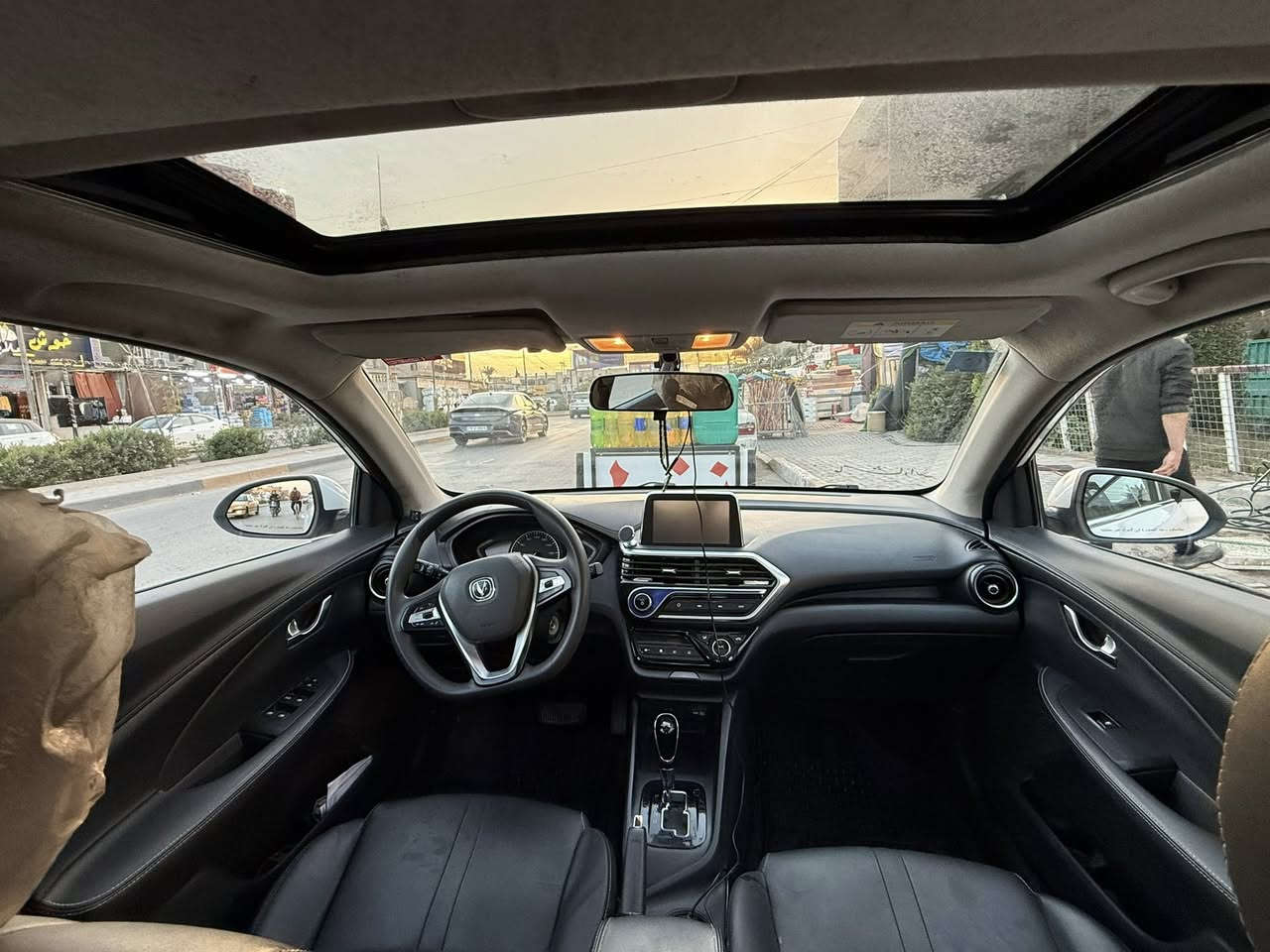 شانجان السفن 2023 السيارة ما شاء الله خير من الله قطرة صبغ مابيها فقط هاي الطخات الي موضحة بالصور مكينة وكير مكفولات السيارة مشامة البانزين عادي السيارة عليه منضومة زنون اصليات وبيه (منضومة غاز ) والسيارة مداريها واي نقص مابيها تجي وتشوف بعينك احلى من الصور السيارة حرة  السيارة ماشية 116 الف تجي وتشوفها وتدلل
*********** واتساب
